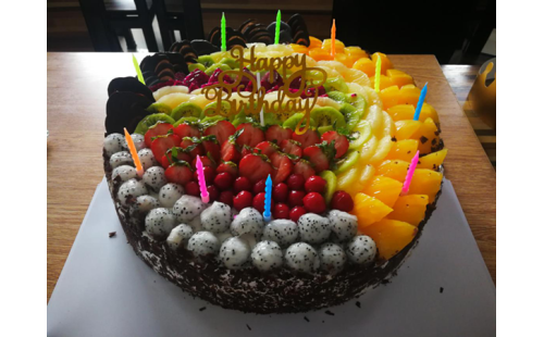 集體生日會，員工樂翻天