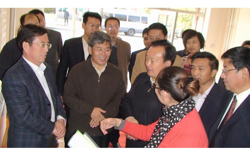 全國人大內(nèi)務(wù)司法委員會副主任委員陳建國與寧夏回族自治區(qū)政協(xié)主席崔波一行蒞臨我公司指導工作